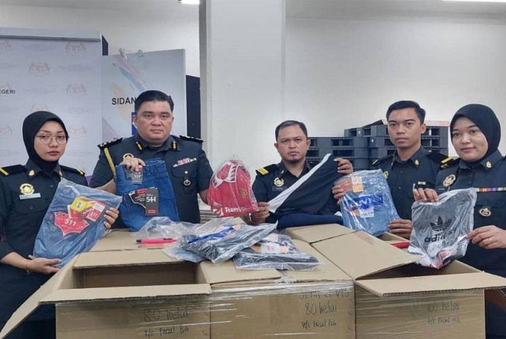 KPDN rampas hampir 9,000 pakaian tiruan bernilai RM250,000 dalam serbuan di empat premis perniagaan di Jalan Kenanga, Kuala Lumpur pada 5 April lepas. - Foto Bernama