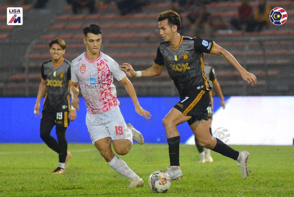 Hadi Fayyadh (kanan) cuba melepasi pemain KL City dalam aksi di Stadium Bola Sepak Kuala Lumpur Cheras pada Isnin. Foto: MFL