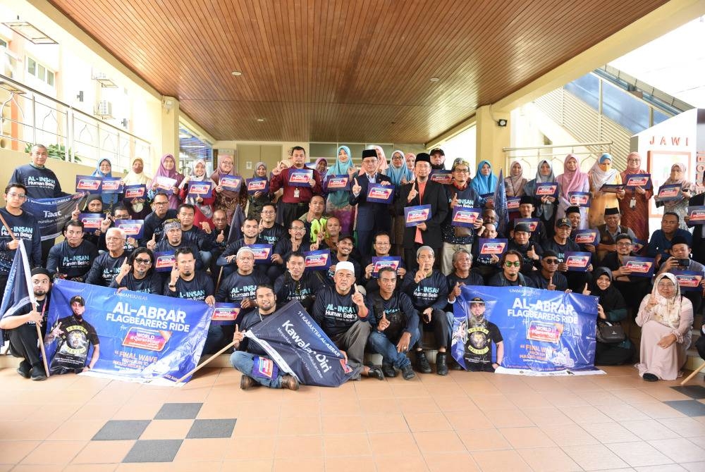 Mohd Na'im bersama peserta Program Al-Abrar Flagbearers Ride for World #QuranHour 1444H di pekarangan Jawi pada Selasa. - Foto RAFEQ REDZUAN