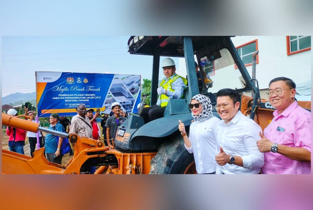 Anthony (tengah) menyempurnakan simbolik perasmian pejabat baharu JPJ Bentong di sini pada semalam.