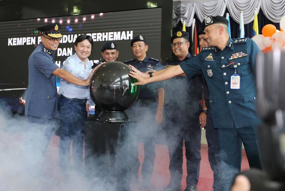 Yahaya (empat dari kiri) merasmikan Kempen Pemanduan Berhemah dan Rumah Selamat di Ibu Pejabat Kontinjen Kuala Lumpur pada Selasa.