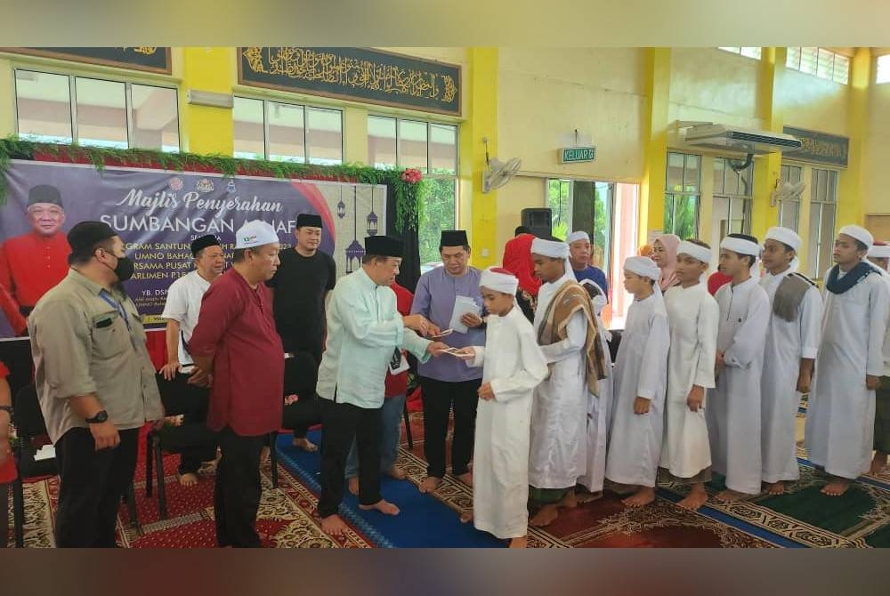 Bung Moktar menyampaikan sumbangan kepada pelajar tahfiz bagi kawasan Kinabatangan dalam program Santunan Kasih Ramadan di Masjid Daerah Kinabatangan.