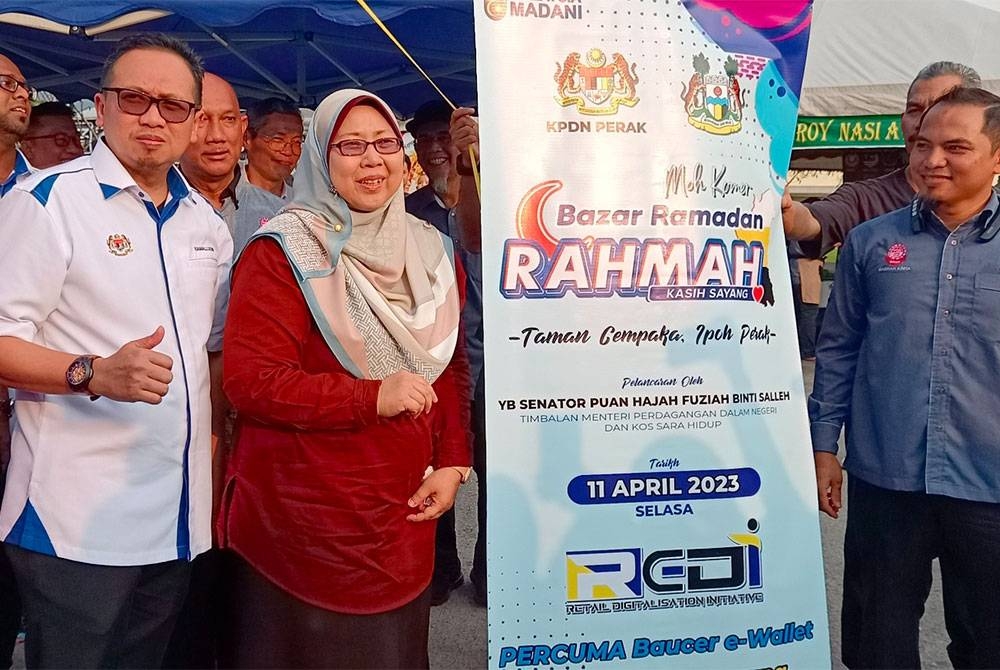 Fuziah (tiga dari kiri) melancarkan Bazar Ramadan Rahmah di Taman Cempaka, Ipoh pada Selasa.