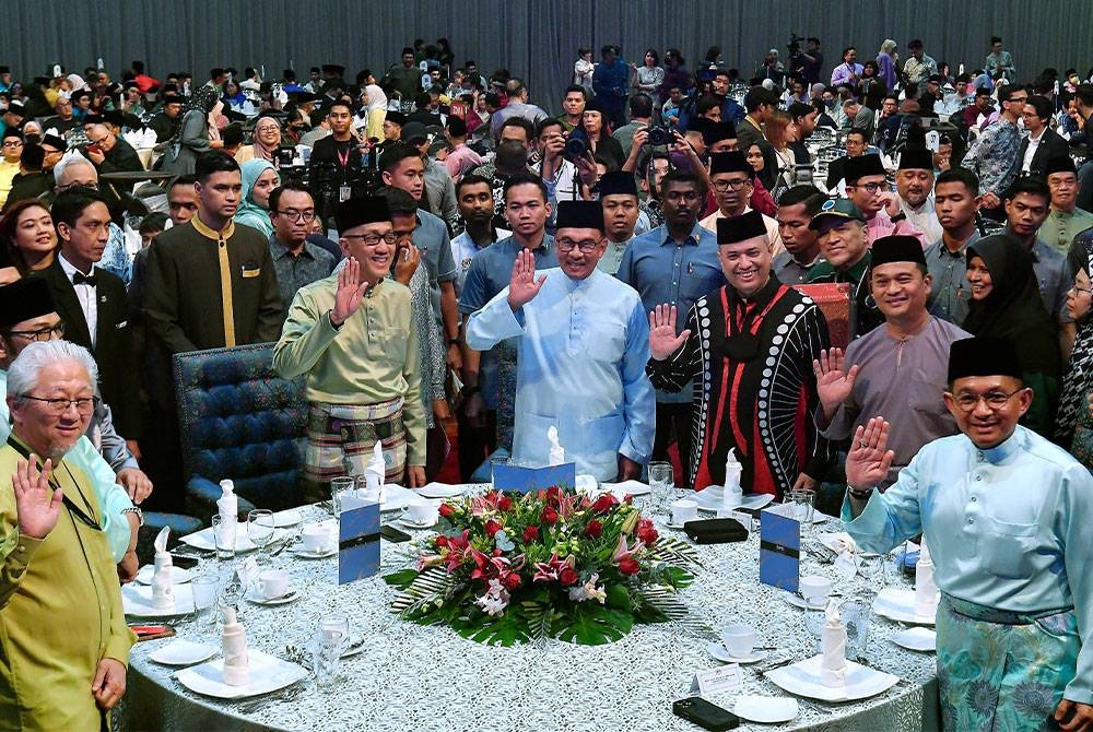 Anwar (tengah) pada Majlis Berbuka Puasa bersama Pengamal Media dan Penggiat Seni di Dewan Merdeka, Pusat Dagangan Kuala Lumpur pada Selasa. - Foto Bernama