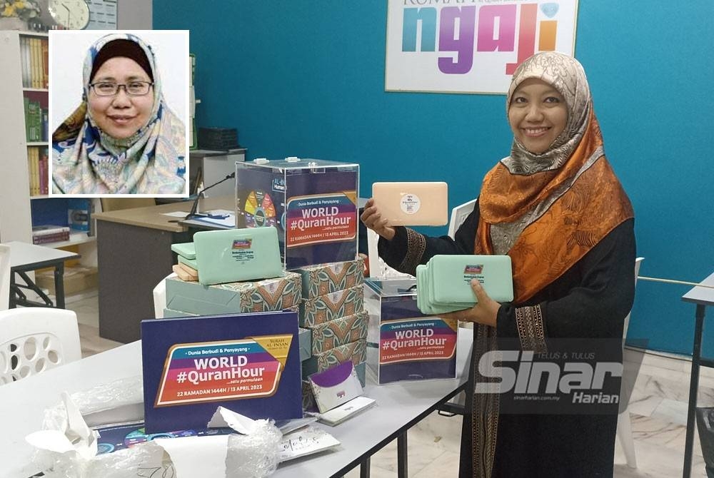 Roziah menunjukkan cenderamata dan plakad World #QuranHour bagi menyokong program yang akan diadakan Khamis ini. Gambar kecil: Marhaini