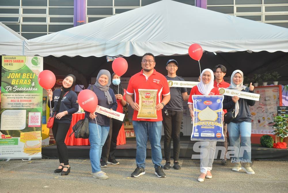 Farhan Hafetz (tengah) bersama produk yang ditampilkan sepanjang program Iftar ala Madinah @Karangkraf.