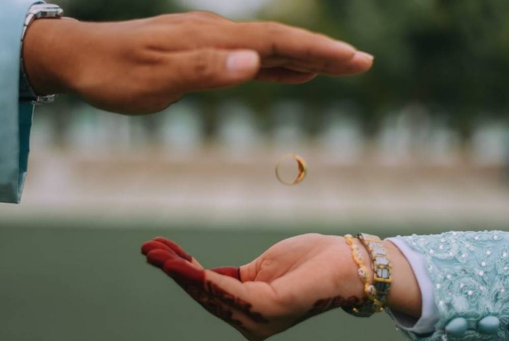 Elakkan perkara yang boleh mengeruhkan perhubungan suami dan isteri. - Gambar hiasan