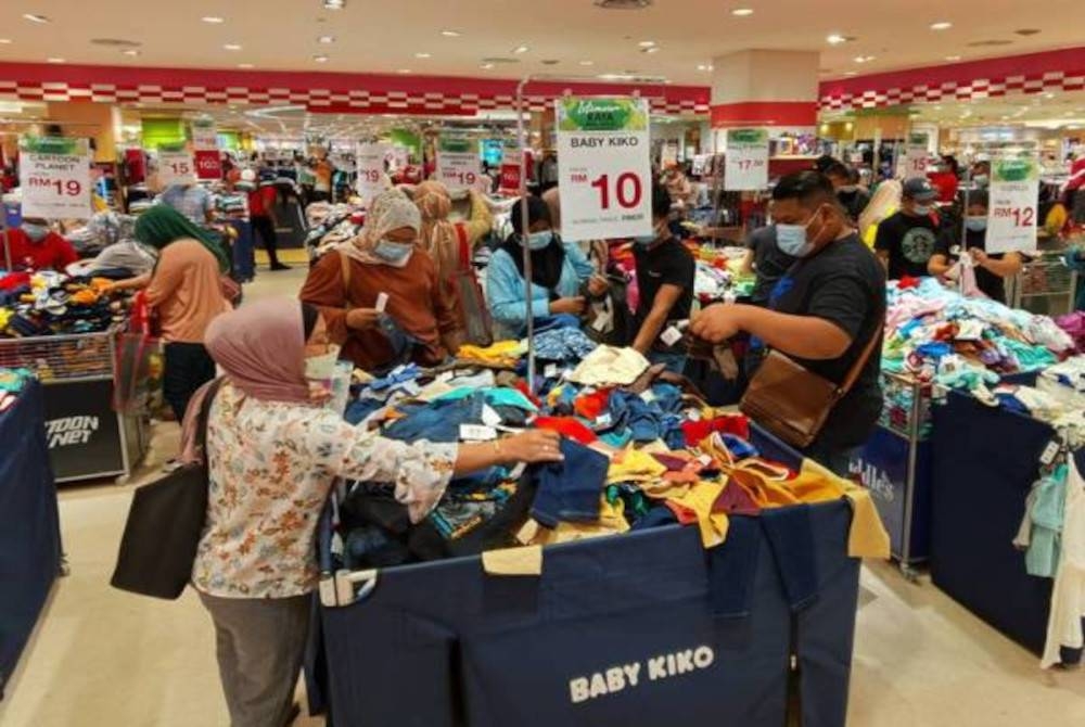 Pusat beli-belah menjadi tumpuan orang ramai untuk membeli baju raya. - Gambar hiasan