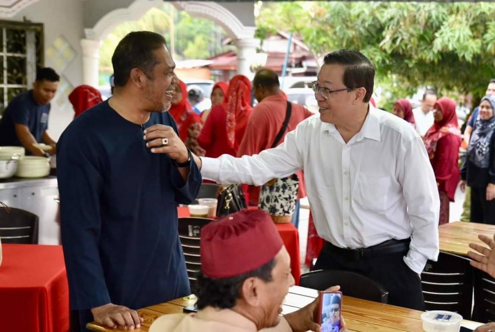 Guan Eng (kanan) beramah mesra dengan Shah Headan ketika hadir majlis ramah mesra dan berbuka puasa pada Selasa. - Foto FB Lim Guan Eng