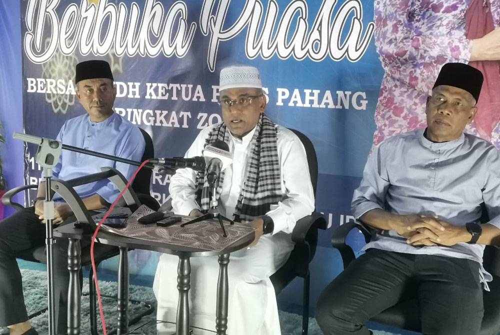 Ramli (tengah) ketika sidang akhbar sempena Majlis Berbuka Puasa Bersama Ketua Polis Pahang Peringkat Zon A di pekarangan IPD Kuantan pada malam Rabu.