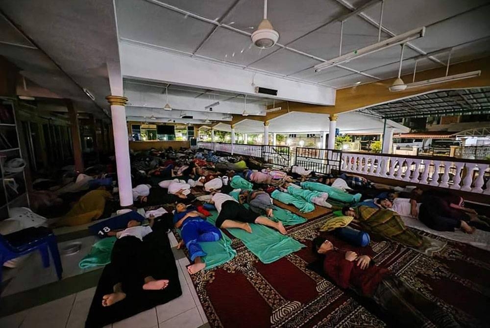 Ramai jemaah mengambil peluang iktikaf di Masjid Arraudah Taman Rasa Sayang untuk mengejar malam Lailatul Qadar - Foto Facebook Menteri Besar Negeri Sembilan