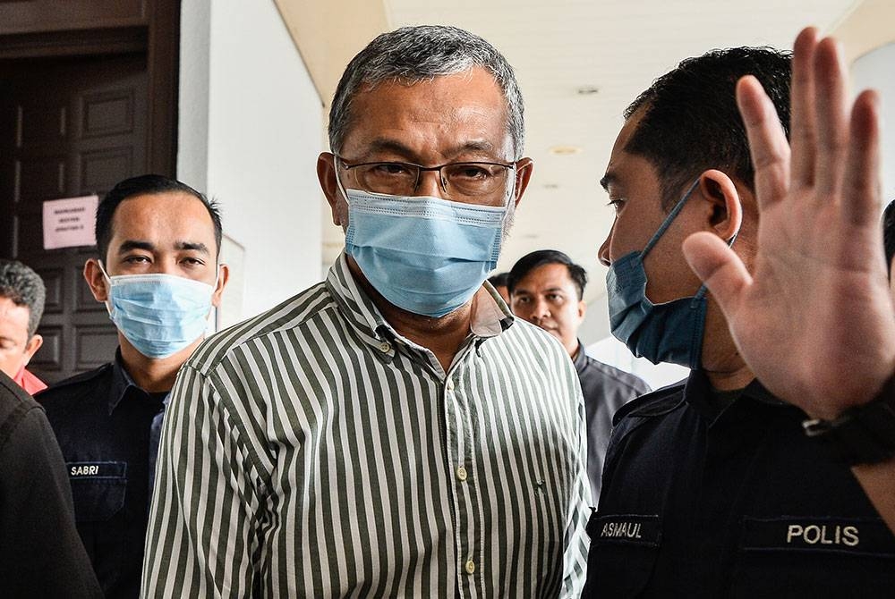 Bekas Menteri Besar Perlis Datuk Seri Azlan Man (tengah) mengaku tidak bersalah di Mahkamah Sesyen di sini hari ini atas lima pertuduhan menerima wang hasil daripada aktiviti haram berjumlah RM1.06 juta. - Foto Bernama