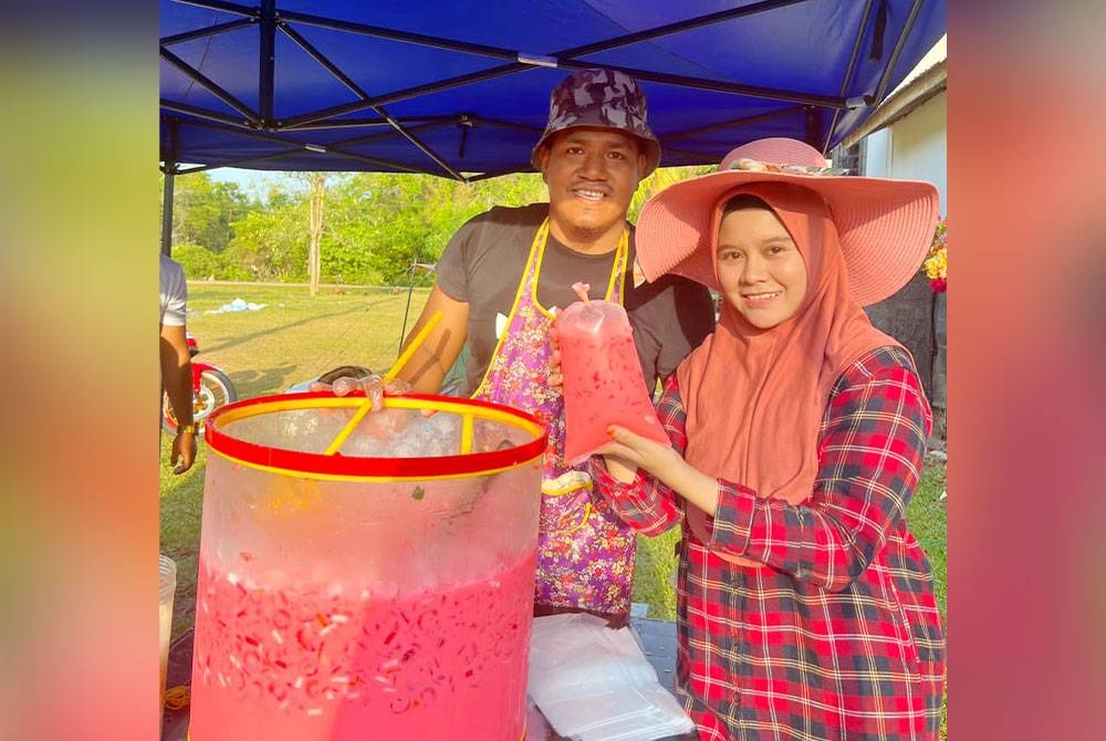 Poyie Gasi bersama isteri, Siti Nornabila mengagihkan air percuma bagi meringankan beban penduduk setempat sepanjang bulan puasa.