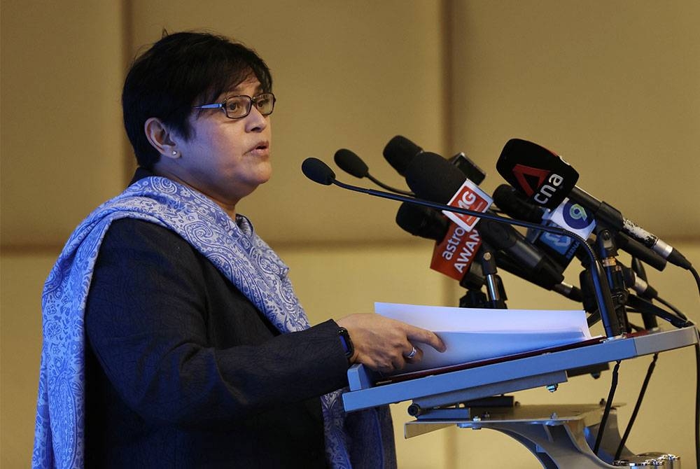 Azalina berucap pada Majlis Pelancaran Laman Web Rasmi Malaysia-Sulucase.gov.my di Bangunan Perdana Putra, pada Rabu. - Foto Bernama