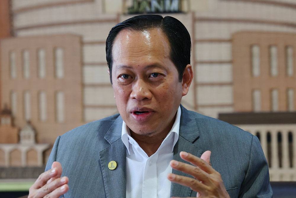 Ahmad Maslan ketika sidang media selepas mengadakan lawatan rasmi ke Jabatan Akauntan Negara Putrajaya, pada Rabu. - Foto Bernama