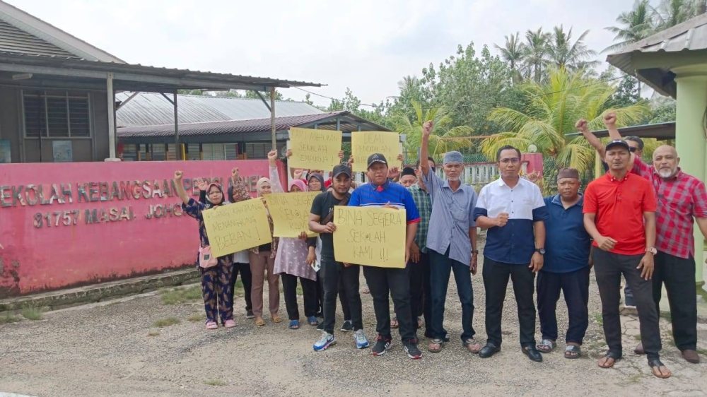 Penduduk merayu SK Perigi Acheh segera dibaik pulih bagi membolehkan murid dari Kampung Perigi Acheh belajar semula di sekolah berkenaan.