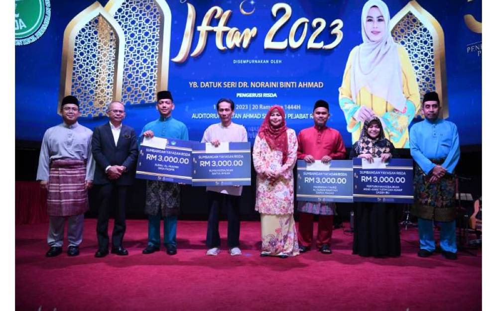 Noraini (empat, kanan) bersama wakil daripada pusat kebajikan, madrasah dan surau yang menerima sumbangan Yayasan RISDA bernilai RM3,000.