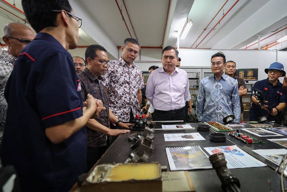 Anthony hadir membuat lawatan kerja di ruangan selenggara di Kompleks Rapid Rail Lembah Subang, pada Rabu. - Foto Bernama