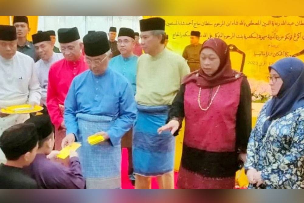 Yang Di-Pertuan Agong, Al-Sultan Abdullah Ri&#039;Ayatuddin Al-Mustafa Billah Shah dan Raja Permaisuri Agong, Tunku Hajah Azizah Aminah Maimunah Iskandariah berkenan mencemar duli ke Majlis Berbuka Puasa bersama warga Angkatan Tentera Malaysia di Masjid Khalid Al-Walid, Kementerian Pertahanan di ibu negara. - Foto ihsan NASIONALfm