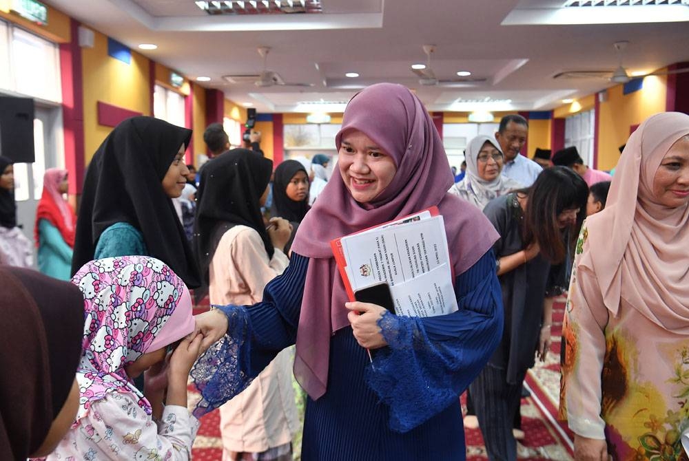 Fadhlina beramah mesra bersama murid Sekolah Bimbingan Jalinan Kasih (SBJK) pada Majlis Iftar Jalinan Kasih di sini, pada Rabu. - Foto Bernama