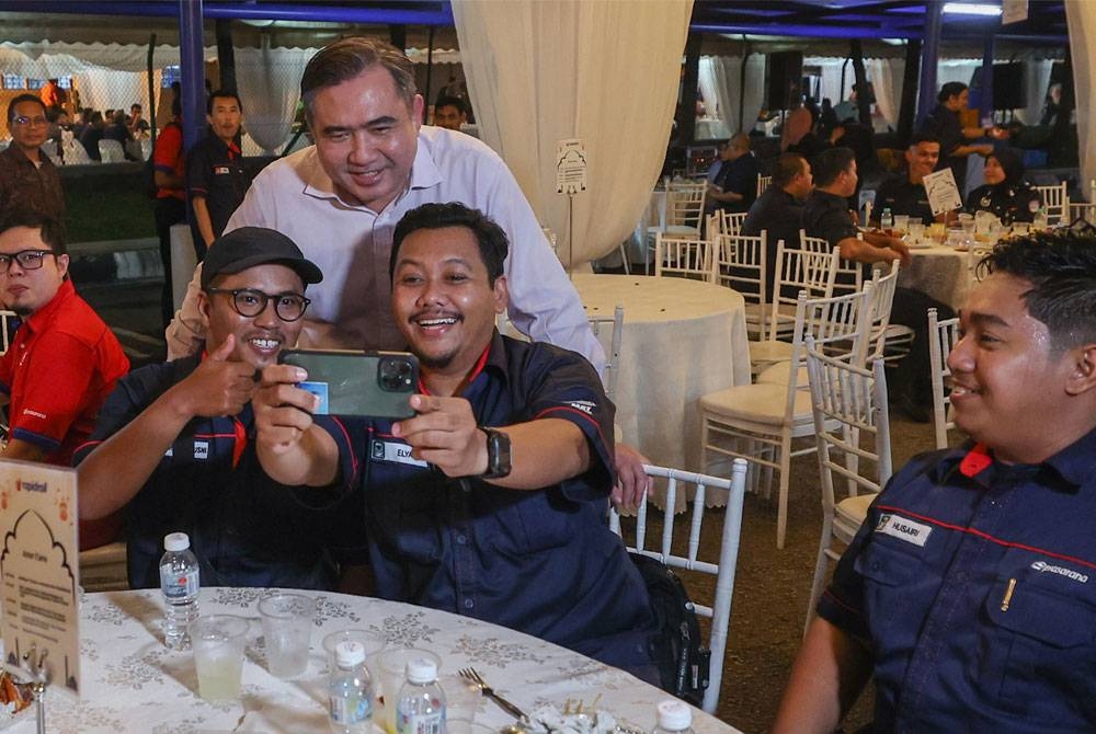 Anthony berswafoto bersama kakitangan Prasarana pada majlis berbuka puasa bersama warga Prasarana selepas membuat lawatan kerja di Kompleks Rapid Rail Lembah Subang hari ini. - Foto Bernama