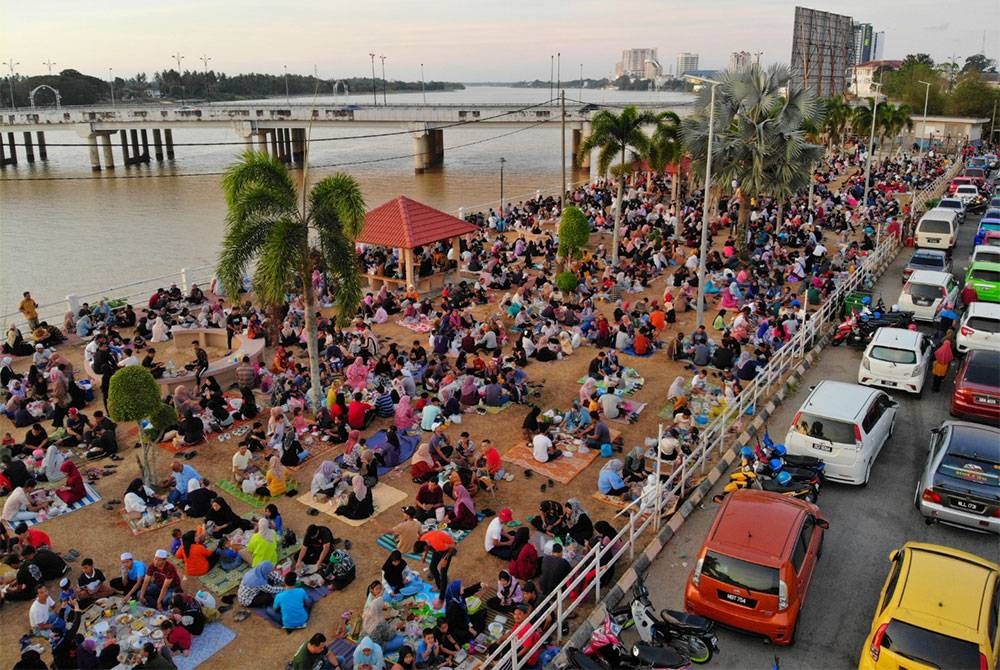 Hampir 1,000 sehari rakyat negeri ini &#039;nok ko suasana&#039; dengan memilih kawasan tepi Sungai Kelantan di Lembah Sireh, Kota Bharu sebagai lokasi untuk berbuka puasa sepanjang Ramadan.