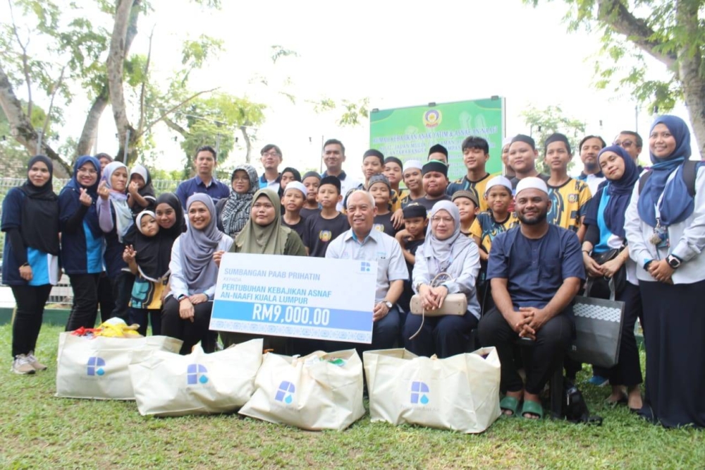 Zulkiflee (duduk, tiga dari kanan) dan wakil PAAB bergambar bersama pengurusan serta penghuni Pertubuhan Kebajikan Asnaf An-Naafi Bukit Antarabangsa pada Rabu.