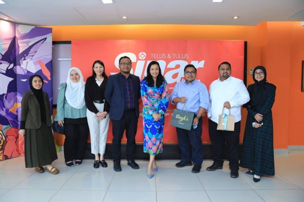 Elina (lima dari kiri) dan Zamri (tiga dari kanan) bersama staf Air Selangor dan Kumpulan Karangkraf pada Rabu.