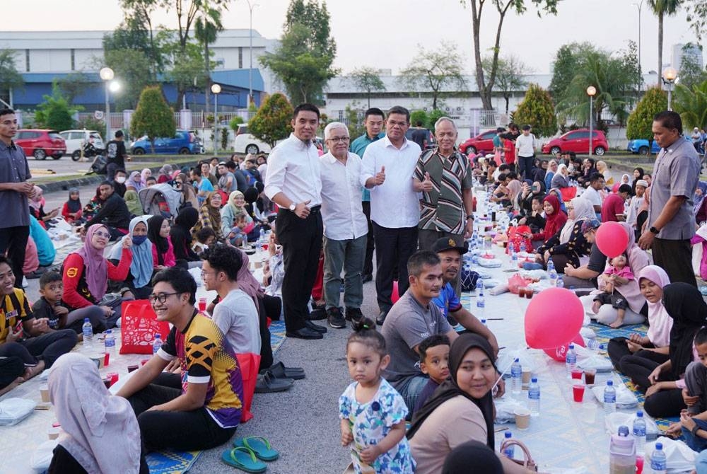 Menteri Dalam Negeri, Datuk Seri Saifuddin Nasution Ismail meluangkan masa beramah mesra dengan pengunjung.