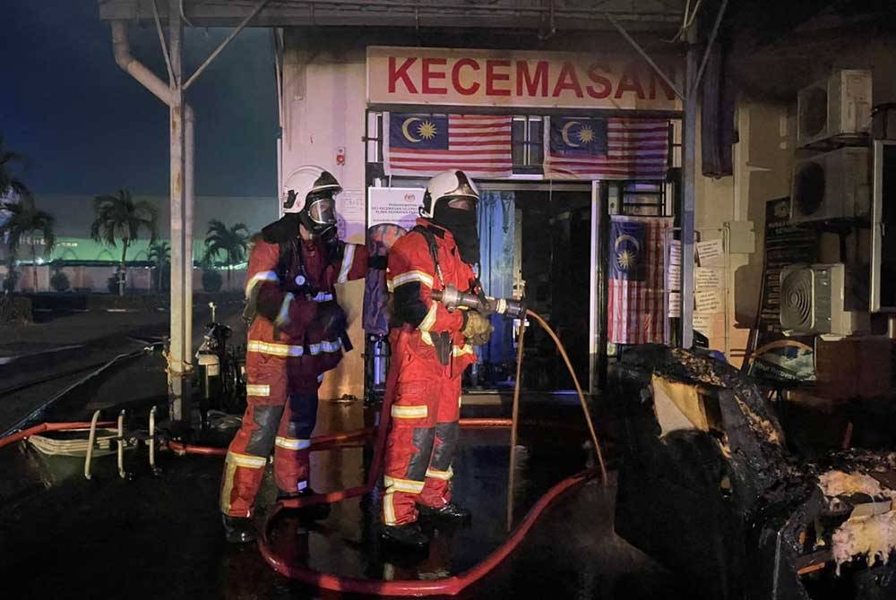 Bomba yang tiba untuk memadam kebakaran. Foto: Ihsan JBPM