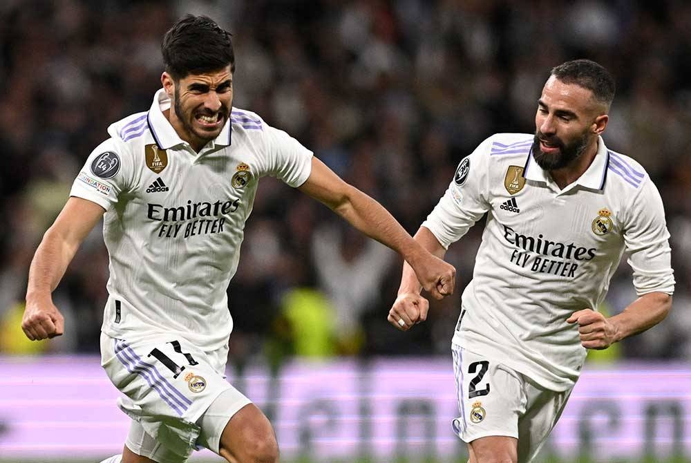 Asensio (kiri) meraikan jaringannya ketika menentang Chelsea. - Foto AFP