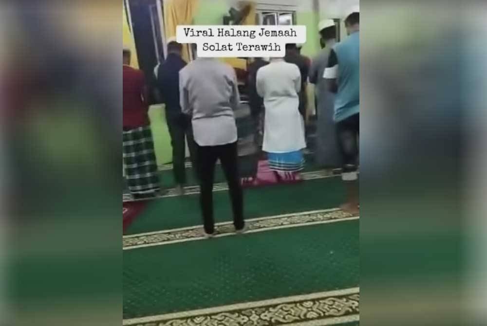 Tangkap layar video tular kejadian lelaki membuat kecoh dengan cuba mengganggu jemaah menunaikan solat tarawih di sebuah surau pada Ahad lalu.