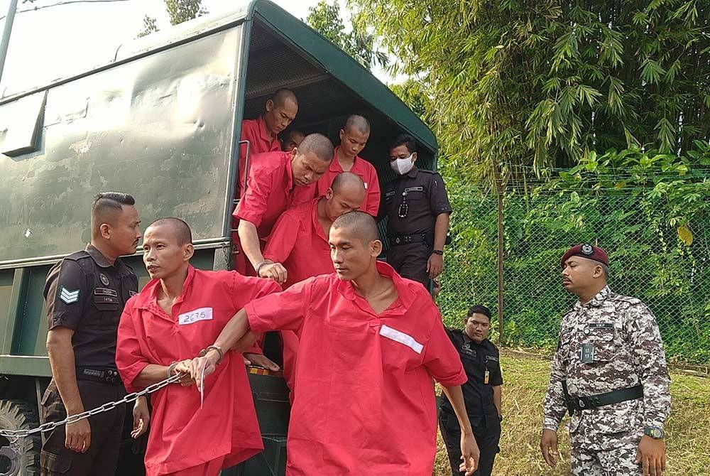 Antara 40 tertuduh yang dihadapkan ke Mahkamah Sesyen Baling atas kesalahan pencerobohan Hutan Simpan Bukit Enggang, Sik.