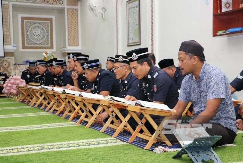 Pegawai dan anggota IPK Pulau Pinang membaca surah Al-Insan sempena kempen World #QuranHour 2023.