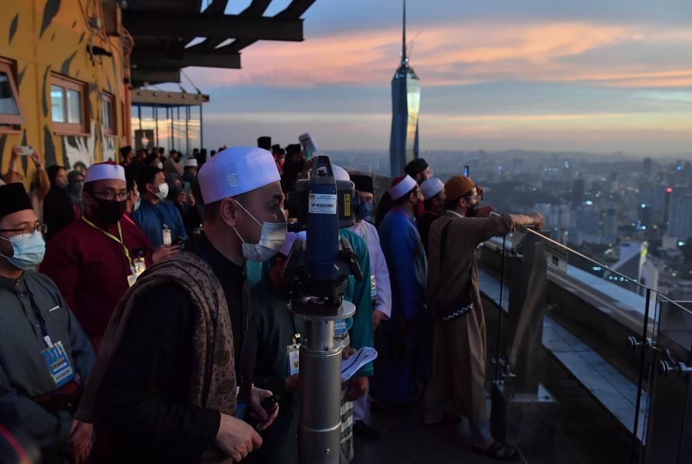 Mufti Wilayah Persekutuan Datuk Dr Luqman Abdullah melihat anak bulan melalui Steadolite pada Majlis Cerapan Rasmi Anak Bulan Ramadan Tahun 1443 Hijrah di Menara Kuala Lumpur pada 1 April lalu. - Foto Bernama