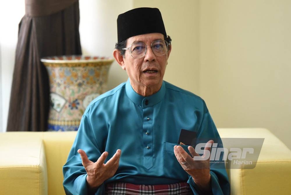 Rektor UIAM, Prof Emeritus Tan Sri Dr Dzulkifli Abdul Razak ketika sidang media di Galeri UIAM, Gombak pada Khamis. - Foto Sinar Harian MOHD RAFIQ REDZUAN HAMZAH