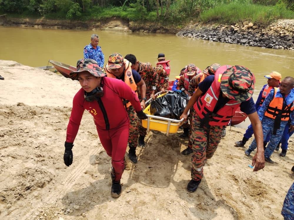 Anggota bomba membantu mengangkat mayat mangsa lemas di Sungai Semantan, Kampung Kerayong, Mentakab pada Khamis.