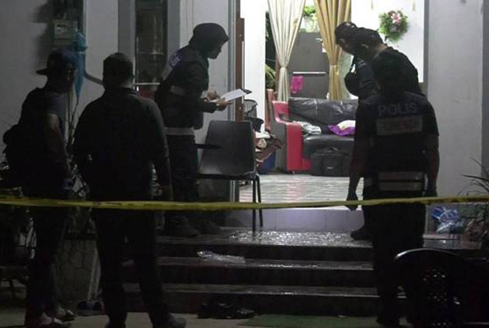 Anggota polis ketika menjalankan siasatan di rumah mangsa di Kampung Beris, Panchor. - Foto: AWANI