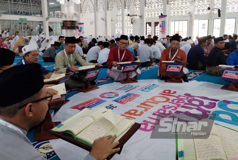 Peserta World #QuranHour membaca Surah Al-Insan di Masjid Al-Syifa, Bandar Penawar, pada Khamis.