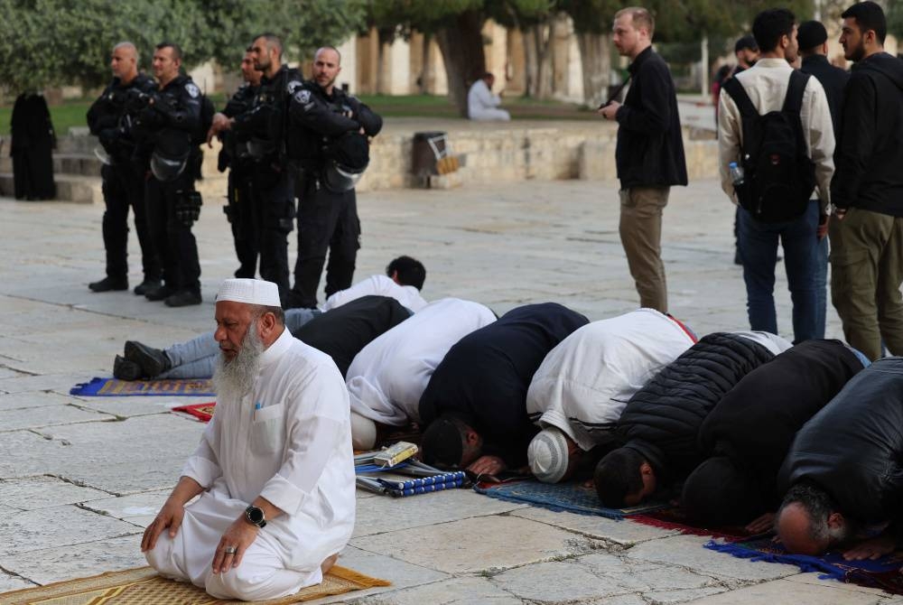 Sekatan terbaru dikenakan Israel yang melarang penduduk Palestin memasuki Masjid al-Aqsa sepanjang bulan Ramadan. - Foto AHMAD GHARABLI / AFP