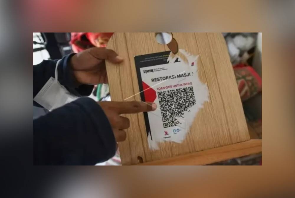 Kod QR palsu yang ditampal di tabung derma atau tembok masjid di Indonesia. - Foto Agensi 