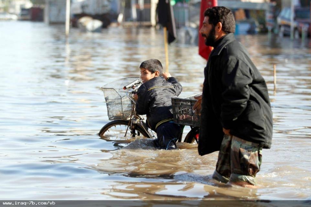 Penduduk meredah banjir selepas ribut melanda di Iraq. - Foto Agensi