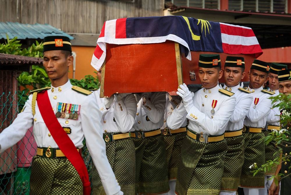 Anggota ATM mengusung jenazah Koperal Mohammad Nasri yang dilaporkan hilang sebelum ditemukan meninggal dunia di Hutan Simpan Royal Belum sebelum dikebumikan di tanah perkuburan Islam Masjid Pulau Mertajam, Penaga. - Foto Bernama.