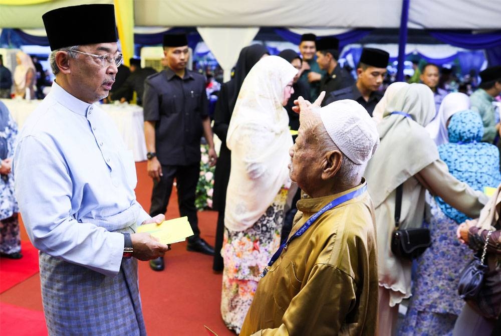 Yang di-Pertuan Agong Al-Sultan Abdullah Ri&#039;ayatuddin Al-Mustafa Billah Shah dan Raja Permaisuri Agong Tunku Hajah Azizah Aminah Maimunah Iskandariah berkenan mengurniakan sumbangan kepada golongan yang memerlukan pada Majlis Perasmian Masjid Baharu Benta. - Foto Bernama