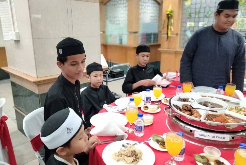 Daniel Iskandar (dua dari kiri) pada majlis berbuka puasa dan sumbangan zakat KPJ Perdana Specialist Kota Bharu.