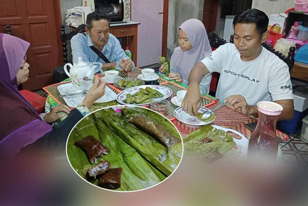 Keluarga Bashah menikmati keistimewaan lepat bunga chica di rumah mereka di Kampung Pisang, Padang Terap. Kuih lepat bunga chica (dalam bulatan) yang telah siap untuk dihidangkan.