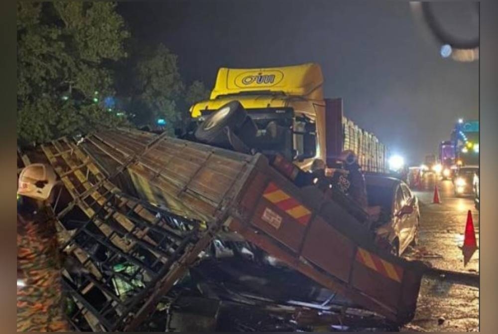 Keadaan lori yang terlibat dalam kemalangan di Kilometer 68.3 (Arah Selatan) laluan Machap ke Simpang Renggam. - Foto JBPM