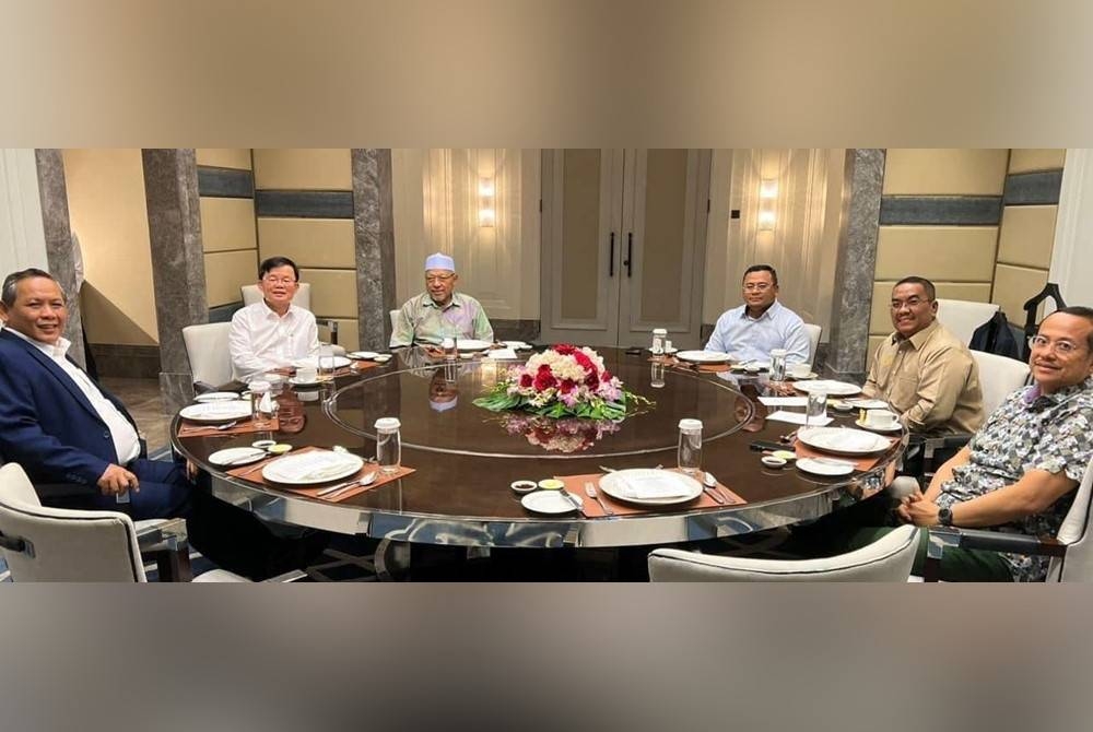 Dari kanan: Ahmad Samsuri, Muhammad Sanusi, Amirudin, Ahmad, Kon Yeow serta Aminuddin ketika mengadakan pertemuan di ibu negara pada Februari bagi membincangkan tarikh PRN.