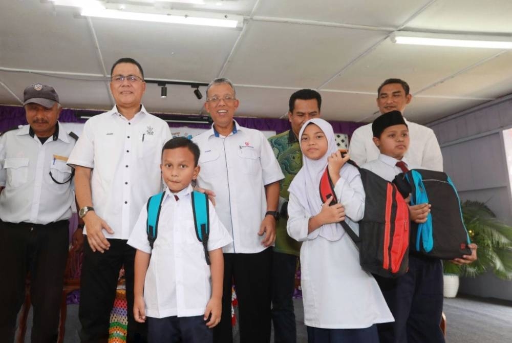 Johari Harun (dua dari kiri) dan Baderul Sham (tiga dari kiri) pada Program Ceria Ke Sekolah (CKS) TNB 2023 peringkat negeri Pahang di SK Janda Baik.