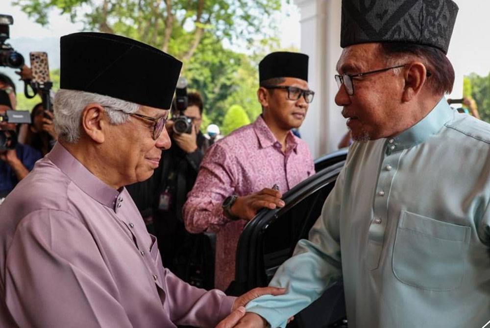 Yang di-Pertua Negeri Pulau Pinang, Tun Ahmad Fuzi Abdul Razak menerima kunjungan hormat Perdana Menteri, Datuk Seri Anwar Ibrahim di Seri Mutiara, di sini. - Foto Bernama